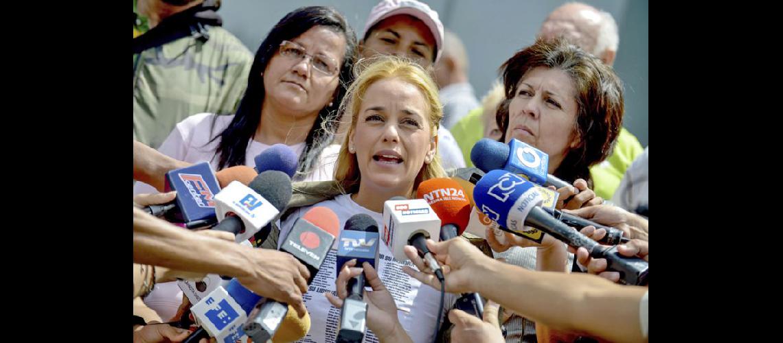  A Lilian Tintori esposa del encarcelado opositor Leopoldo López se la relaciona con los detenidos (NA)