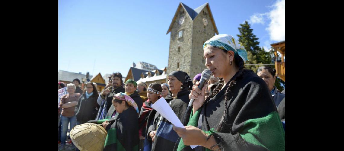  En el Centro Cívico de Bariloche la comunidad Mapuche realizó un acto de repudio por lo sucedido  (TELAMCOMAR)