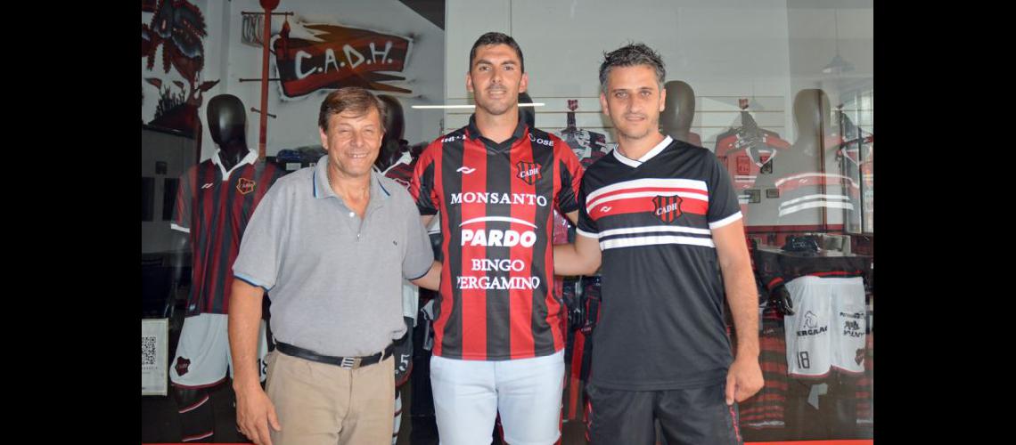 Alejandro Noriega rodeado de Abelardo Poiré y Mauricio Levato presidente y manager deportivo del rojinegro (LA OPINION) 