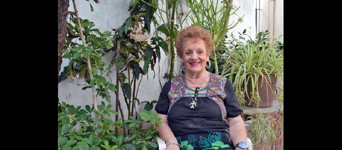  Pilar Domingo en el patio de su casa entre plantas recreando su historia de vida (LA OPINION)
