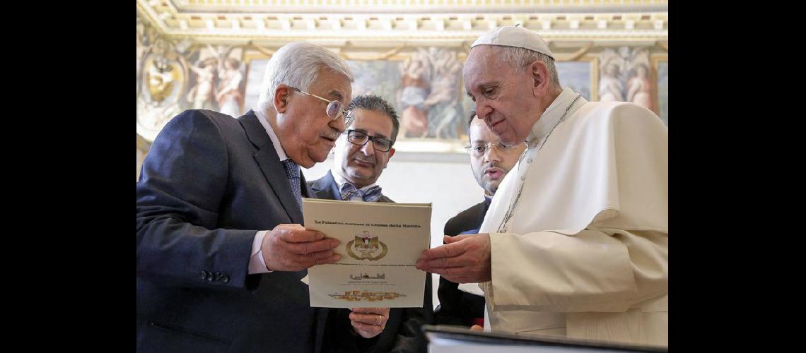  El presidente palestino Mahmud Abbas y el Papa durante el intercambio de presentes en el Vaticano (NA)