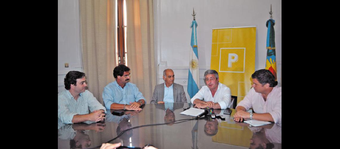  El intendente recibió en el Palacio Municipal a Daniel Salvador y a parte de su equipo de funcionarios (LA OPINION)