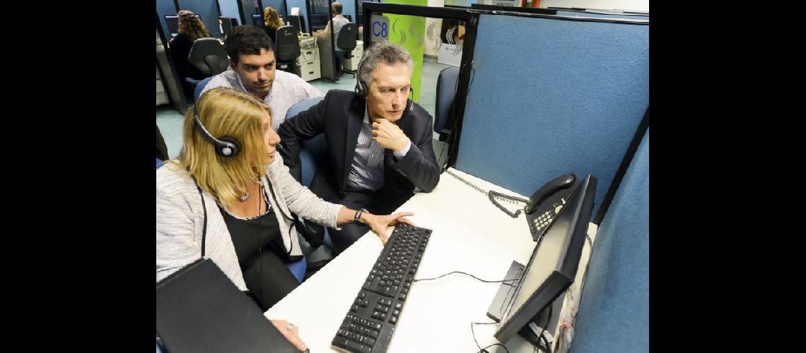  Macri visitó una unidad de atención telefónica de la Anses en el microcentro porteño (NA)