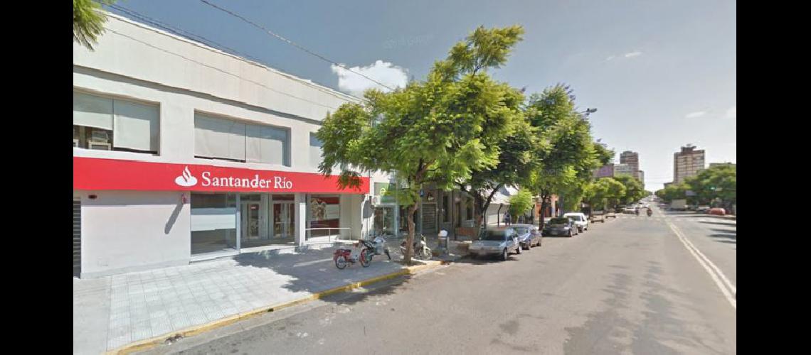  La mujer había retirado dinero de la sucursal del banco Santander Río de Avenida de Mayo  (MAPS GOOGLE)