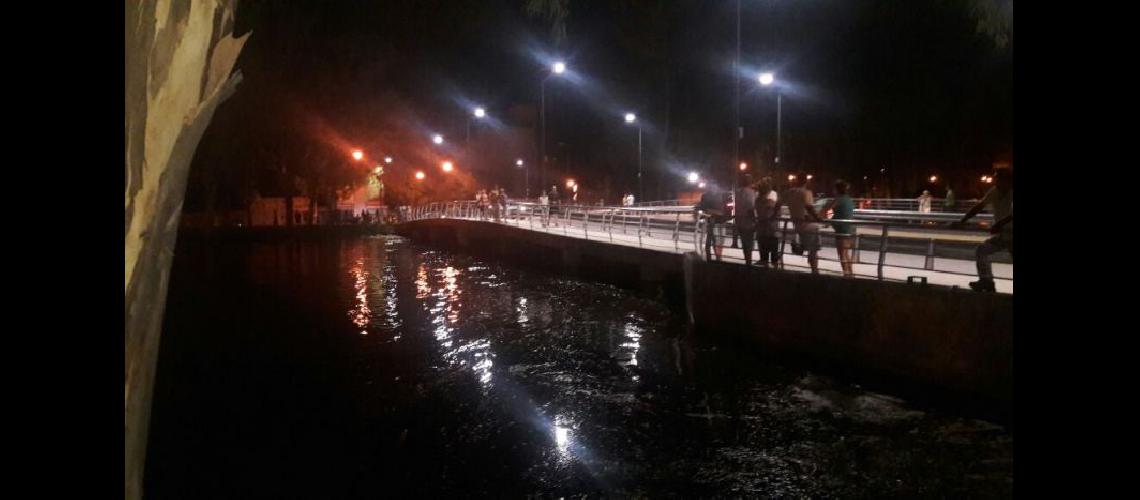  A la 1-00 hora de la madrugada así era el estado del arroyo en el puente Merced y Biscayart (LA OPINION)