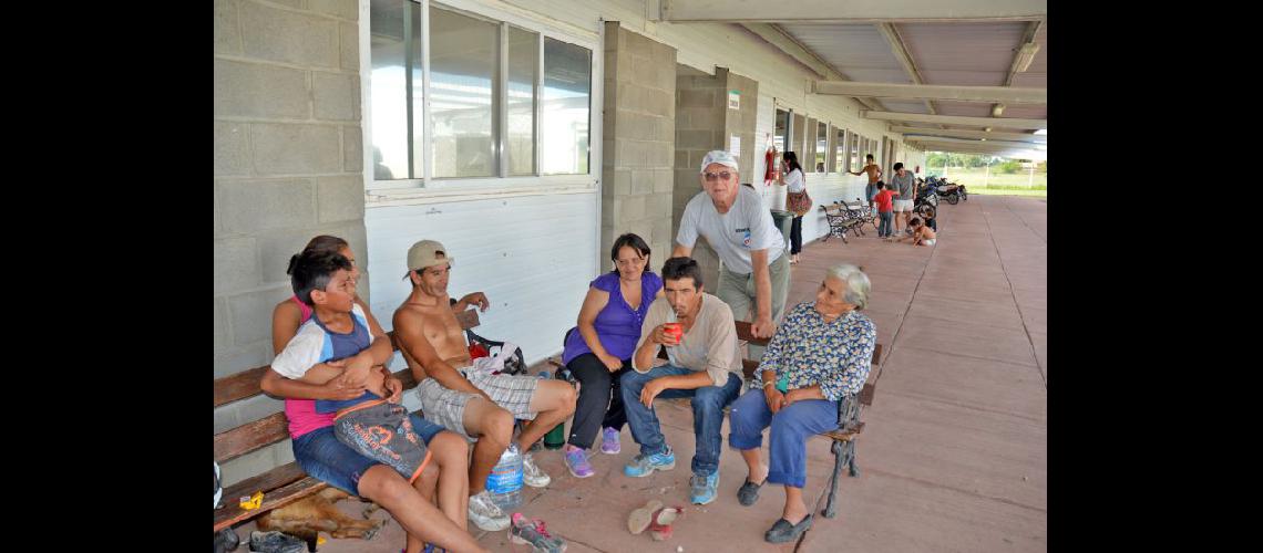  En el único centro de evacuados el Complejo Pioneer permanecen los vecinos afectados por la crecida del Arroyo (LA OPINION)