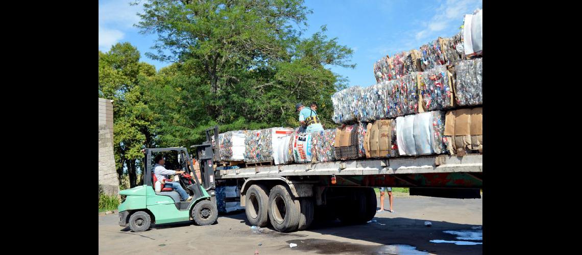  Los fardos de botellas de plstico PET que pesan entre 40 y 50 kilos fueron acomodados en el camión (LA OPINION)