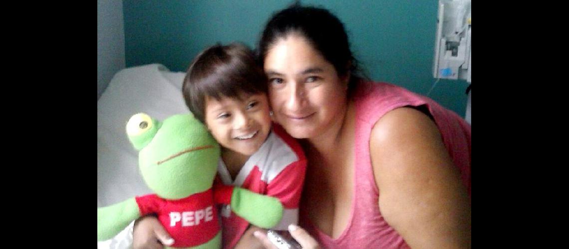  El pequeño Marcos y su mam Mónica Torres en el Hospital Español (MONICA TORRES)