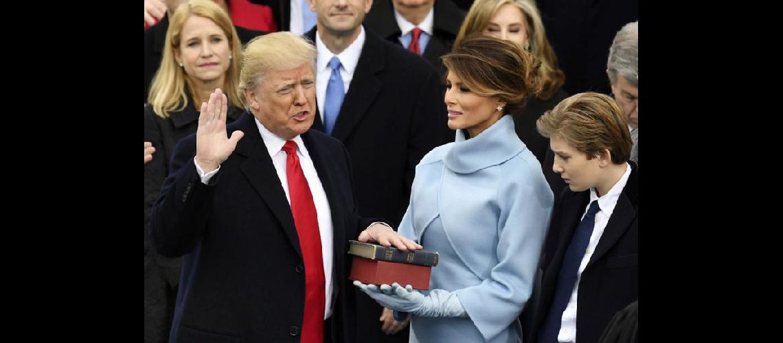  Donald Trump rodeado por su familia prestó juramento ayer como 45° presidente de Estados Unidos (NA)