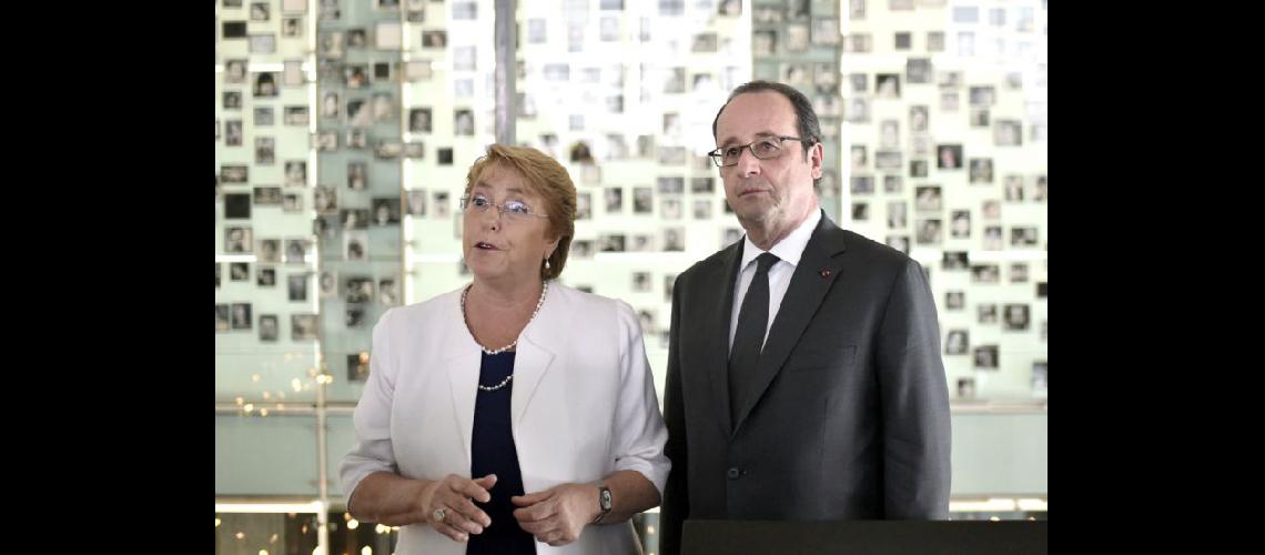  Bachelet y Hollande visitaron el Museo de la Memoria y los Derechos Humanos de Chile (NA)