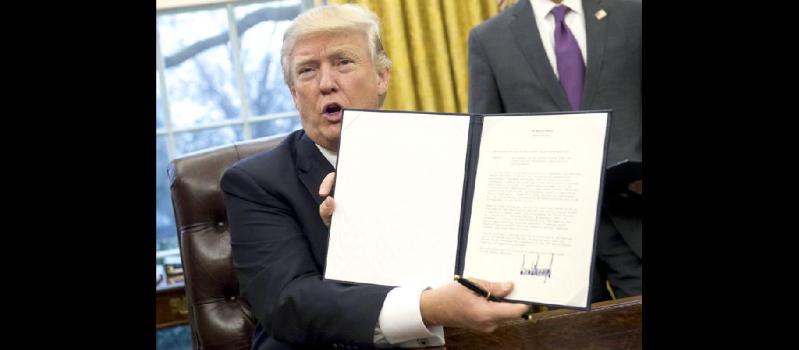  Donald Trump firmó el decreto delante de los periodistas (NA)