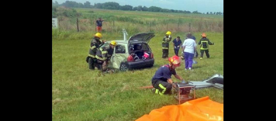  Los cuatro pergaminenses accidentados viajaban en el automóvil Renault Twingo  (CS24HOY)