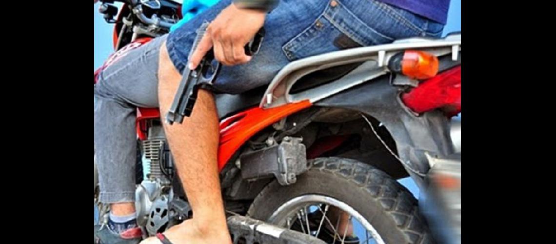  Los delincuentes se movilizaban en una moto y uno de ellos portaba un arma de fuego (INTERNET)