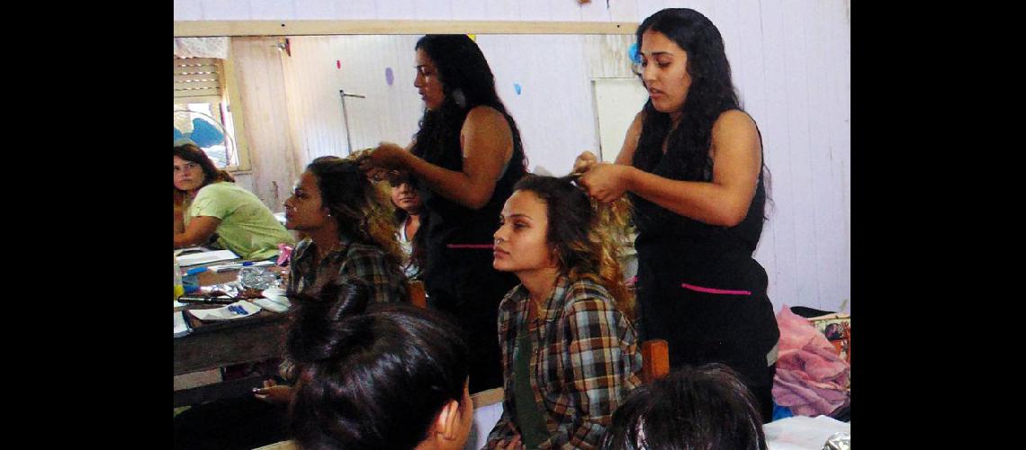  Hay 21 inscriptas en el taller de peluquería que se dicta los lunes y viernes en Chiclana 1350 de 9-00 a 11-00 (GOBIERNO DE PERGAMINO)