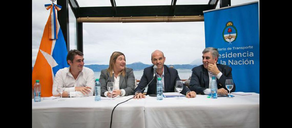  El ministro Guillermo Dietrich hizo el anuncio junto a la gobernadora Rosana Bertone en Ushuaia (INFOBAECOM)