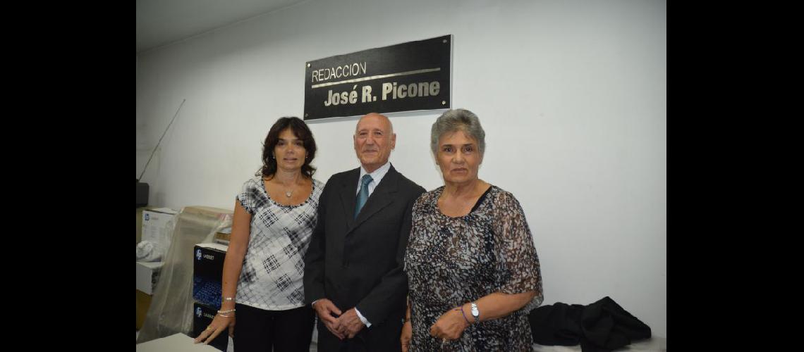  José Picone flanqueado por su hija Mariel y su esposa Josefa posa en la placa que da nombre a la Redacción de LA OPINION (LA OPINION)