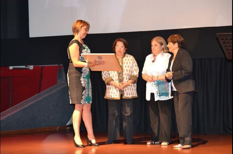  Romina Apesteguía actual directora del Diario le hace entrega de un reconocimiento a las nietas de don Enrique Venini (LA OPINION)