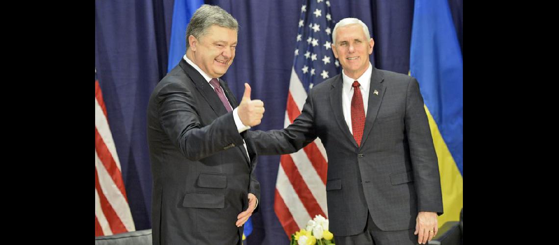  El presidente de Ucrania y Mike Pence en la Conferencia de Seguridad (NA)