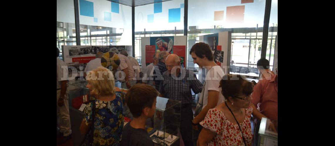  Exdeportistas actuales y autoridades de Pergamino presenciaron el acto de apertura y revisaron el Museo (LA OPINION)