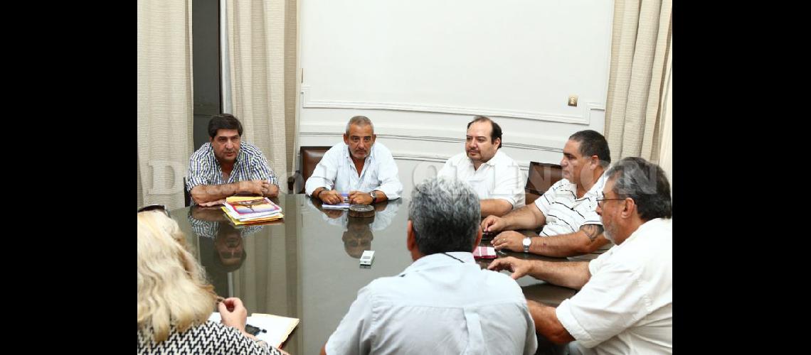  El secretario de Hacienda Sergio Tressens y el jefe de Gabinete Carlos Pérez recibieron a los referentes de las organizaciones gremiales (MUNICIPIO DE PERGAMINO)