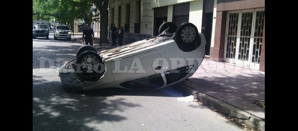  El automóvil quedó volcado en calle 9 de Julio con las ruedas hacia arriba (LA OPINION)