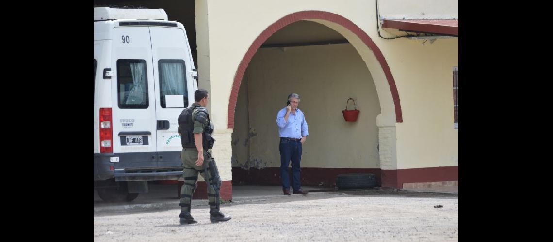  El intendente Javier Martínez negoció con los manifestantes en el destacamento que la Gendarmería tiene en nuestra ciudad (LA OPINION)