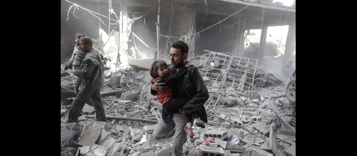  La guerra en Siria muestra su cara ms dolorosa- niños rescatados por voluntarios luego de un ataque (NA) 