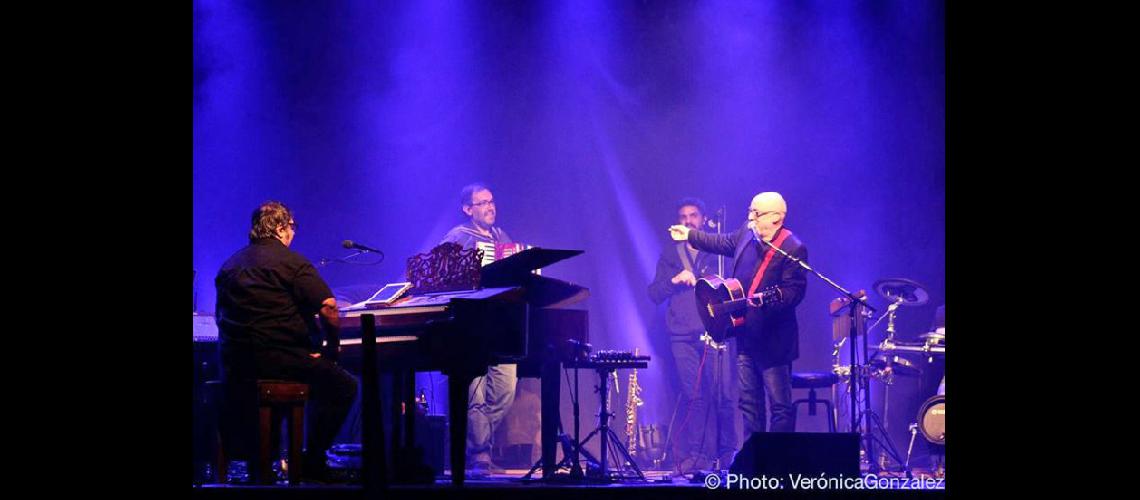  Adrin Charras (acordeón) en el escenario junto a Lito Vitale y Juan Carlos Baglietto  (VERONICA GONZALEZ)