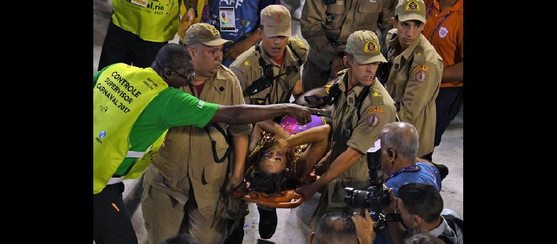  Personal de emergencia retirando a una de las bailarinas heridas de la escola Unidos da Tijuca (NA) 