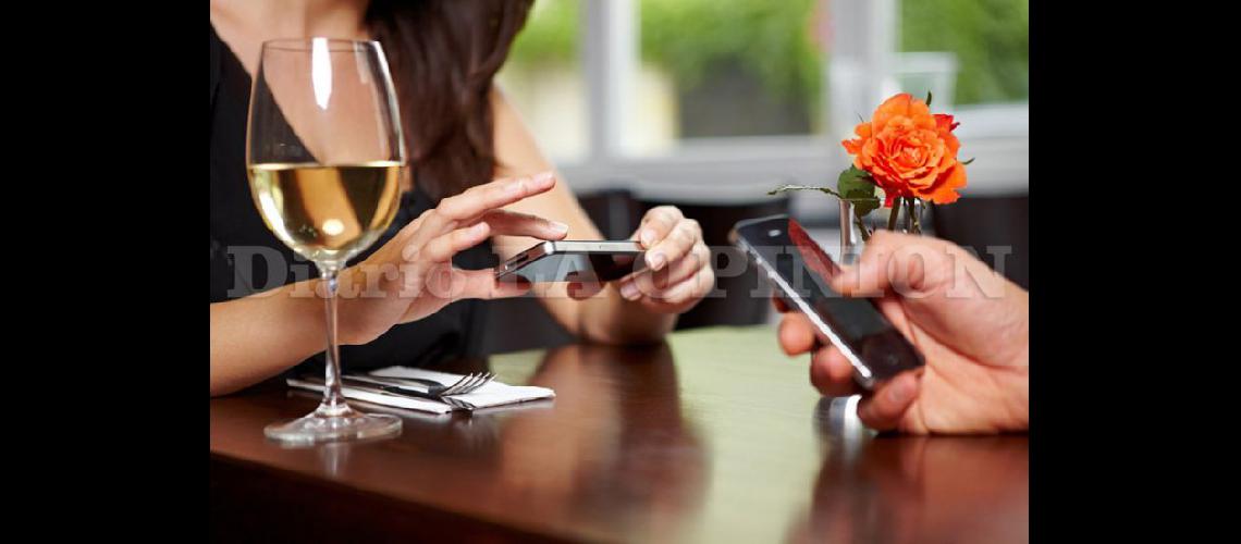  En los restaurantes y bares los celulares muchas veces son muy usados (RUMBODIGITALCOM)