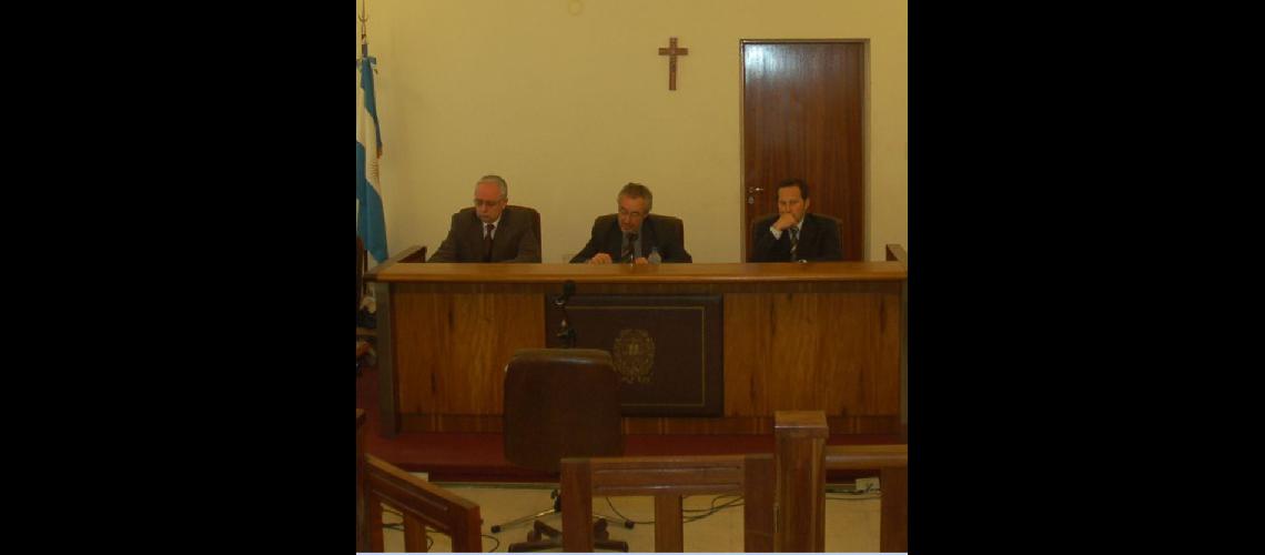  El tribunal integrado por los jueces Cuesta Gaspari y Burrone (ARCHIVO LA OPINION) 