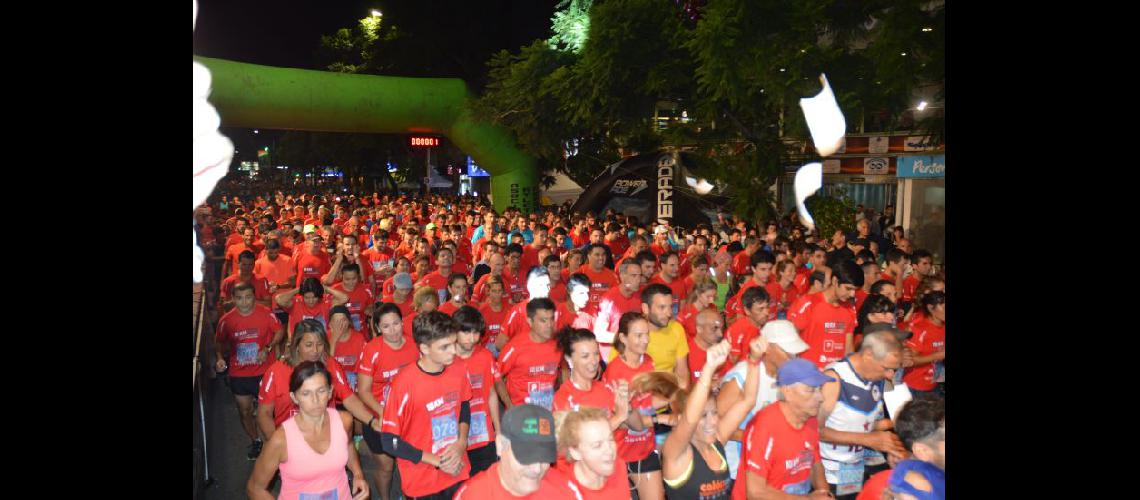  Una multitud dijo presente en la noche del sbado en la séptima edición del Maratón Nocturno Leandra Barros (LA OPINION)