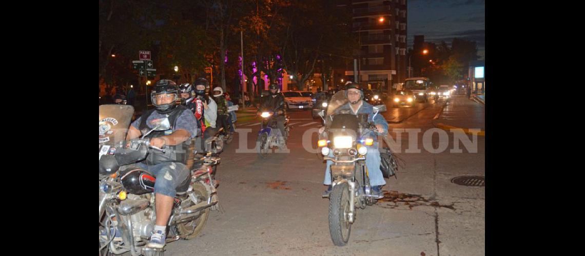  Los motociclistas marcharon pacíficamente por las calles céntricas (LA OPINION)
