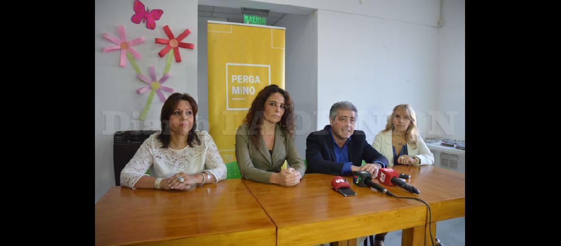  Javier Martínez junto a Gabriela Taruselli presentó a las nuevas funcionarias (LA OPINION)