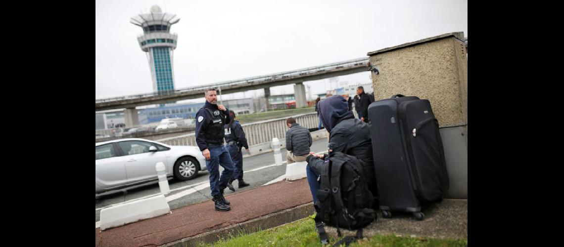  El ataque se produjo mes y medio después de que varios militares fueran asaltados en el Louvre (NA)