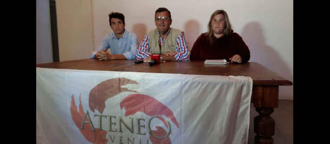  Franco Clavijo Alejandro Calderón y Macarena Calderón durante la conferencia de prensa (LA OPINION)