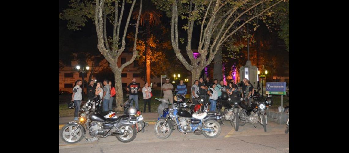  Los motociclistas se congregaron en Plaza Merced ya que consideran que esta medida no va a solucionar los delitos a manos de los llamados motochorros  (LA OPINION)