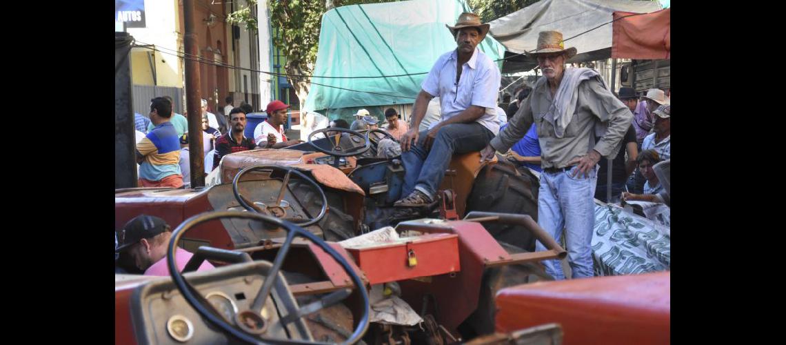  Productores yerbateros realizaron un tractorazo en el centro de Posadas (NA)