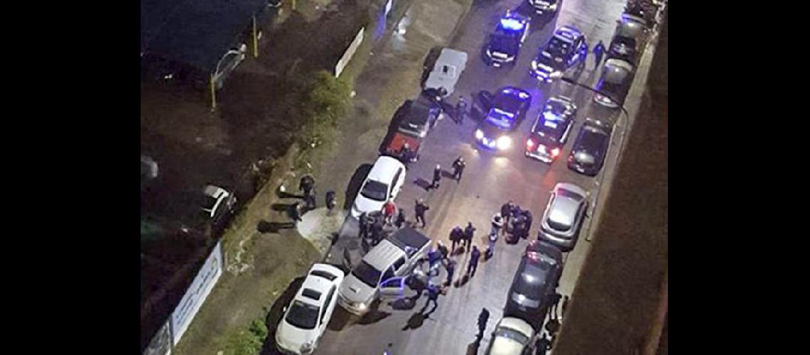  Efectivos policiales se habrían enfrentado con los ocupantes de un Fiat 500 con pedido de secuestro  (NA)