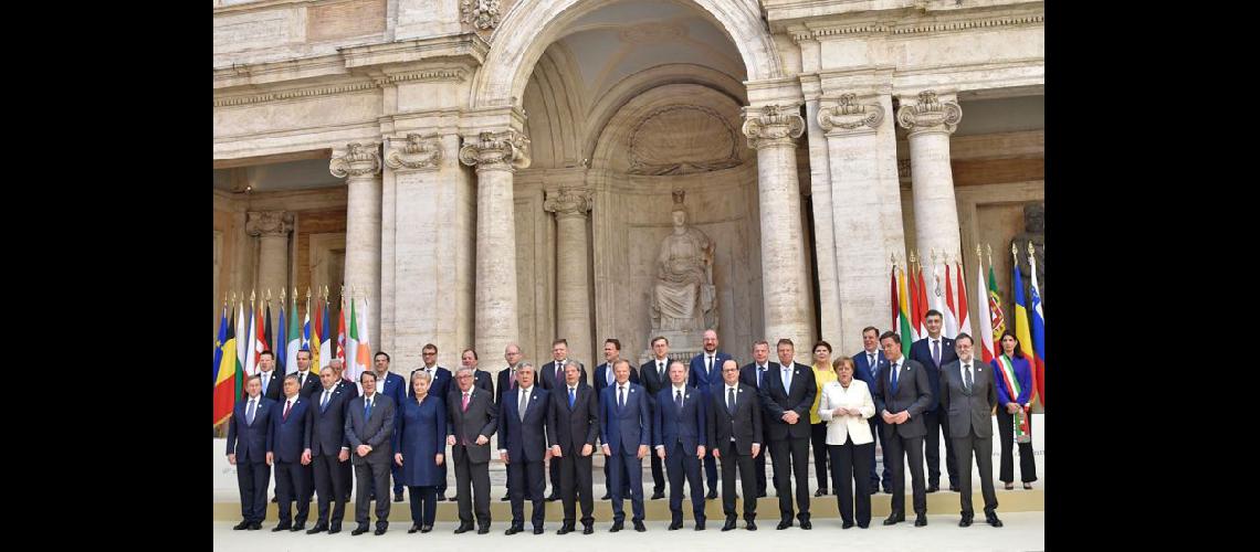  Los líderes de la UE frente al Campidoglio romano celebraron el 60º aniversario del comienzo del bloque (NA)