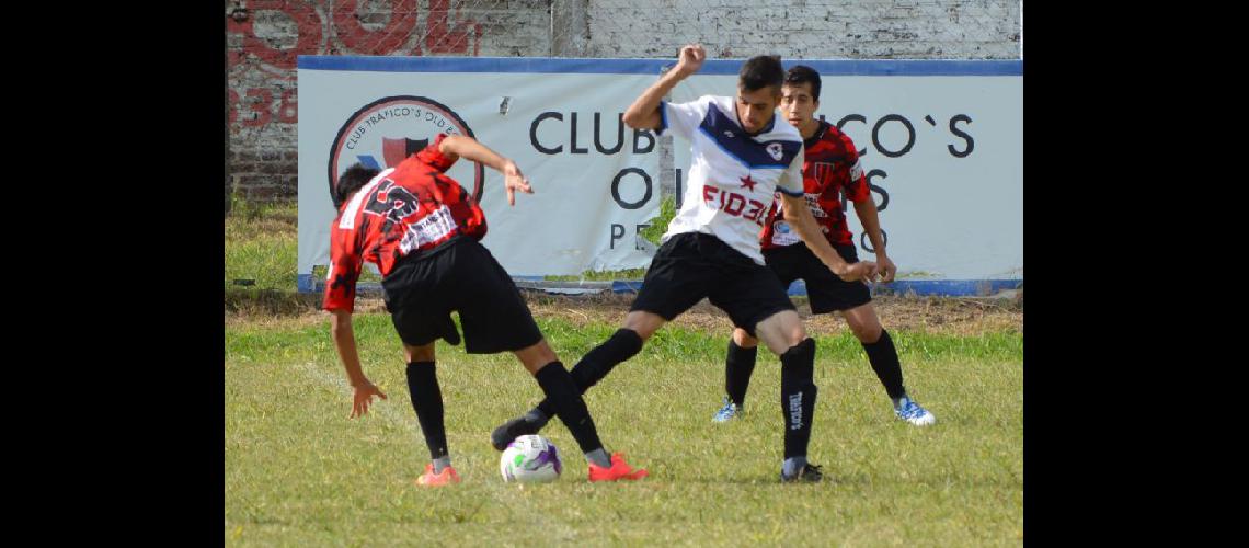  Trficos Old Boys y Pinzón FC no se sacaron ventajas en el comienzo del torneo local de fútbol 2017 (LA OPINION)