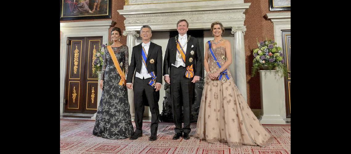  Mauricio Macri y el rey de Holanda flanqueados por sus esposas Juliana Awada y Mxima Zorreguieta (NA)