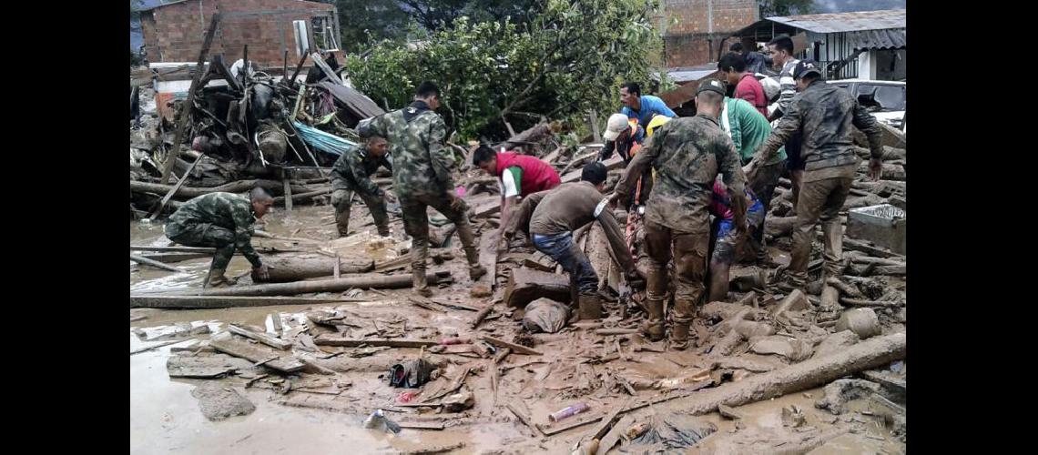  Tras la avalancha la Cruz Roja Colombiana reportaba ms de 400 heridos y 220 desaparecidos (NA)
