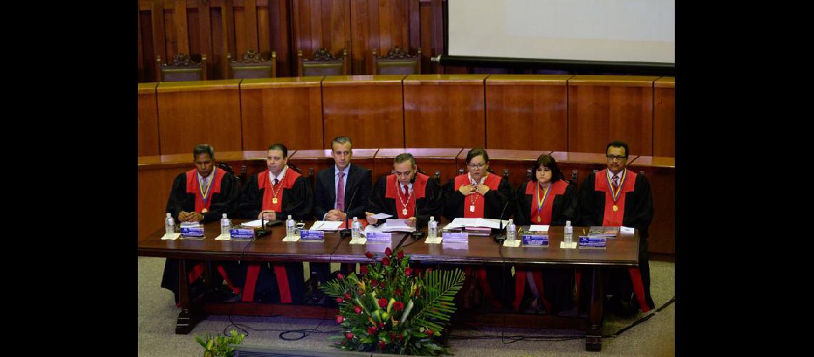  El mximo tribunal venezolano dio marcha atrs ayer a adjudicarse las facultades del Parlamento (NA)