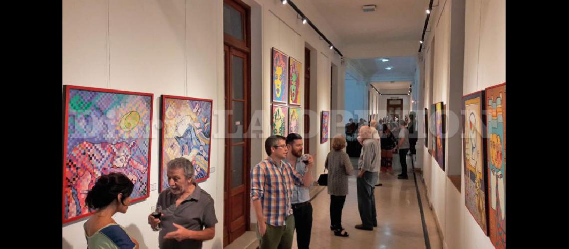  Coloridas y originales pinturas expone Jorge Masieri en el Concejo Deliberante (LA OPINION)