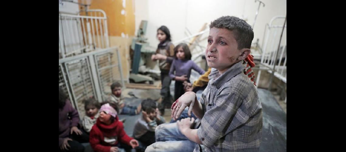  Los niños sirios esperando recibir un tratamiento en una clínica improvisada tras los ataques aéreos (NA)