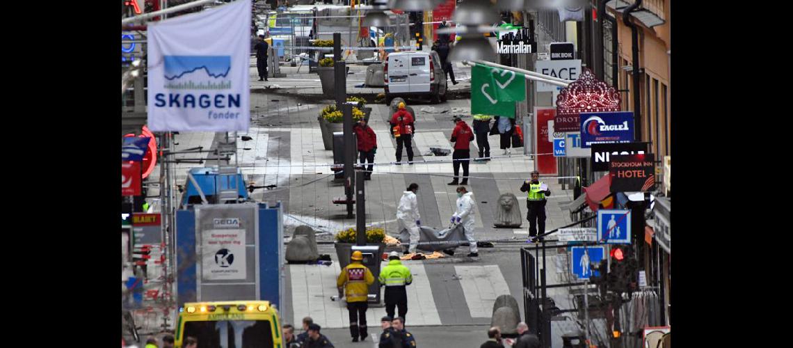  La policía retirando los cuerpos de las víctimas del atentado ocurrido en el centro de Estocolmo (NA)