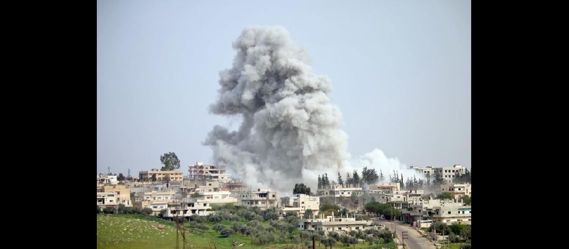  Densa cortina de humo luego de un ataque en una zona controlada por los rebeldes en la ciudad de Daraa (NA)