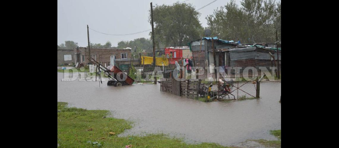  Las fuertes precipitaciones generaron problemas en algunos barrios y anegamientos en calles de nuestra ciudad (LA OPINION)