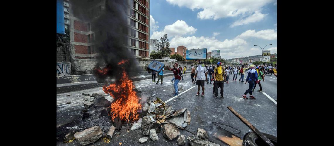  Varios opositores de Maduro que marcharon ayer respondieron con piedras a los gases lacrimógenos (NA)